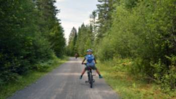 Young cyclist having fun on the trail | Nathalie Gauthier