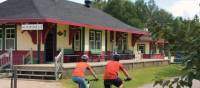 The old train station in Nominingue, P'tit Train du Nord linear park | ©Tourisme Laurentides