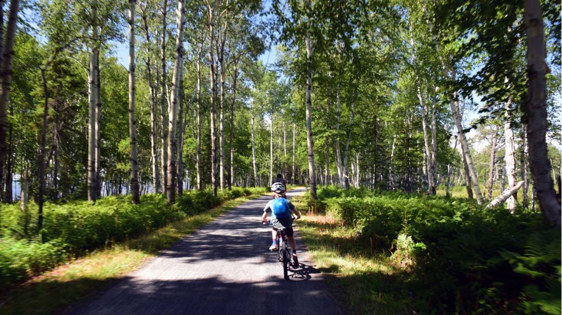 Child enjoying the path in Parc Pointe-Taillon | Nathalie Gauthier