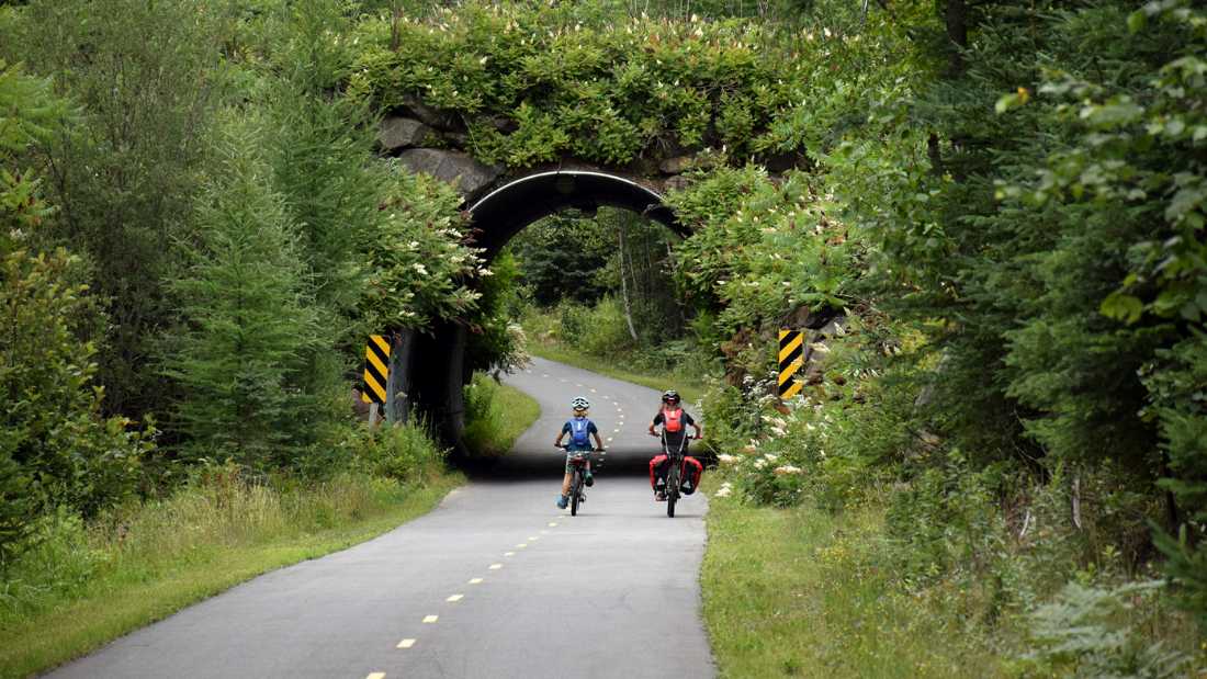 Cycling through a tunnel with the kids | Nathalie Gauthier