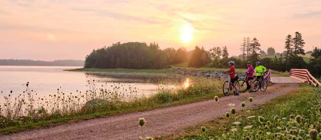 Enjoy peaceful coastal views while cycling PEI’s Confederation Trail | © Destination Canada